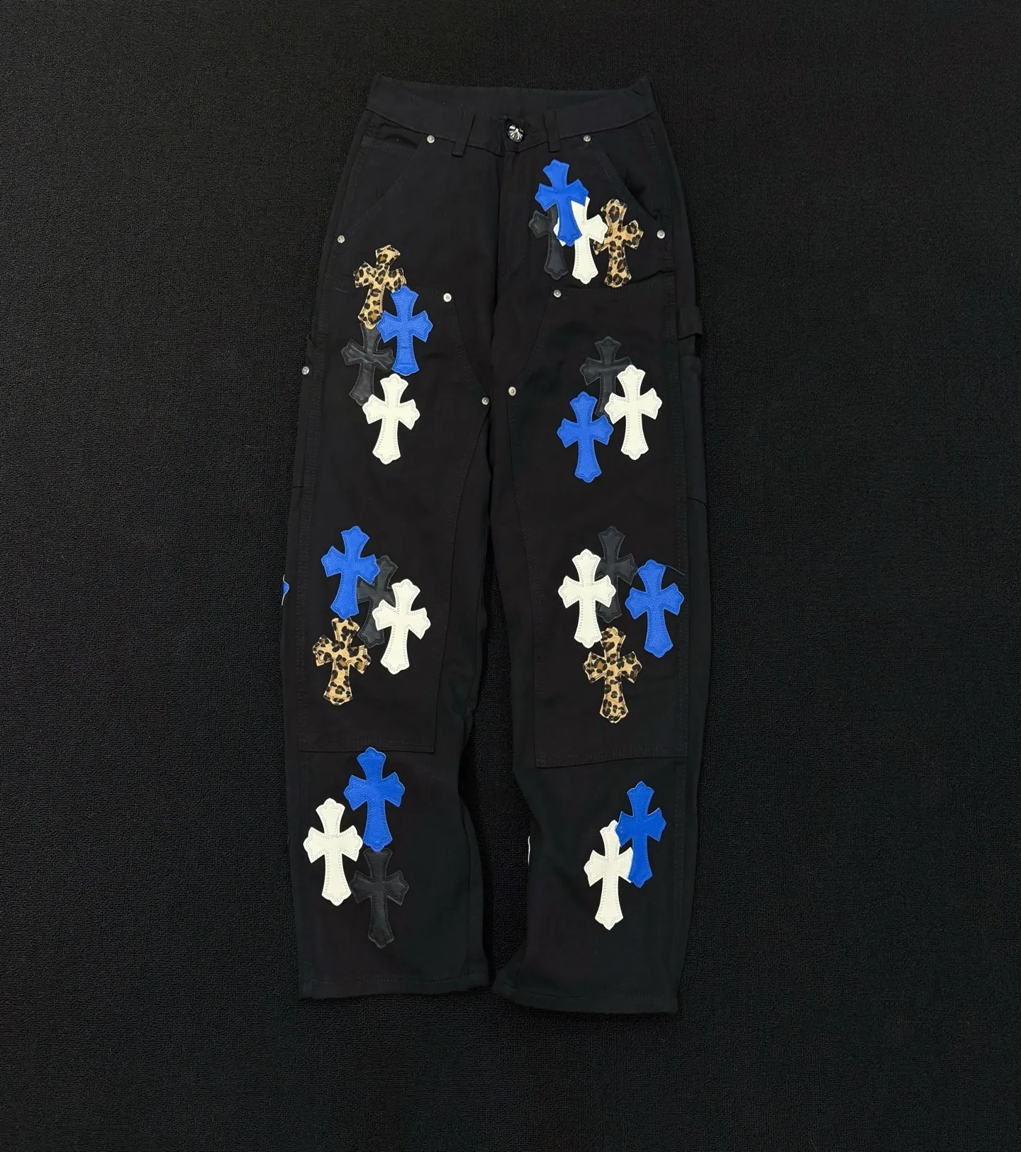 P280 Style number: D364 Chrome Hearts Chrome Hearts straight-leg logging multi-color leather work jeans Color #Black Size #S-Xxl (28 30 32 34 36) 28 Waist 74 Hip 102 Length 101 30 Waist 78 Hip 106 Length 102 32 Waist 82 Hip 110 Length 103 34 Waist 86 Hips 114 Pants Length 104 36 Waist 90 Hips 118 Pants Length 106 Heavy canvas material This pants type was first created by Carhartt. With the development of the times, it has been reinterpreted by many brands. This Crow Heart logging overalls are based on the Carhartt pants with some improvements and added elements‼ ️